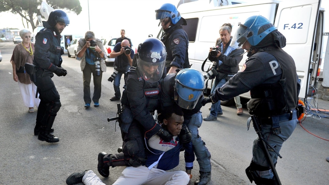Un Nigérian soupçonné d'avoir torturé des migrants à mort arrêté en Italie
