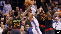 Russell Westbrook entre 4 "Hawks" d'Atlanta Dennis Schroder, Kent Bazemore (24),Kyle Korver (26), Paul Millsap, Oklahoma City, le 19 décembre 2016.