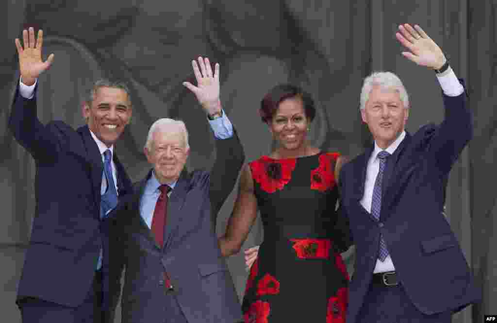 L'ancien président américain Barack Obama, l'ancienne première dame Michelle Obama et les anciens présidents américains Bill Clinton et Jimmy Carter saluent lors de la commémoration et de l'appel à l'action « Let Freedom Ring » à Washington, DC, le 28 août 2013.