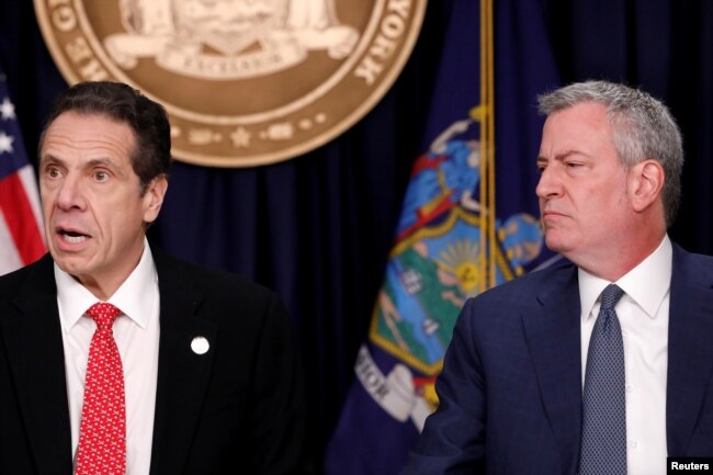 New York Eyaleti Valisi Andrew Cuomo (solda) ve New York Belediye Başkanı Bill de Blasio