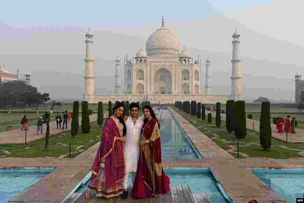 Toj Mahalni ko'rish uchun kelgan ziyoratchilar. Agra.&nbsp;