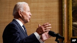 TT Biden nói chuyện tại Tòa Bạch Ốc hôm 14 tháng Tư về quyết định rút quân số còn lại của Mỹ ở Afghanistan. (AP Photo/Andrew Harnik, Pool)