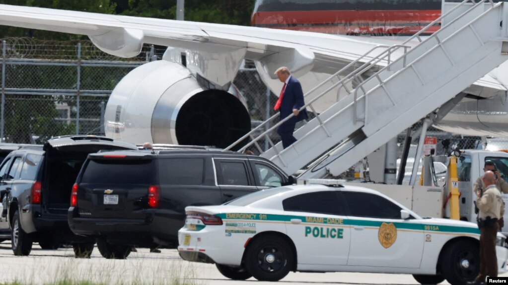 Cựu Tổng thống Hoa Kỳ Donald Trump đến Sân bay Quốc tế Miami, để đến tòa án liên bang trong vụ án về các cáo buộc tài liệu mật, vào ngày 12 tháng 6 năm 2023.