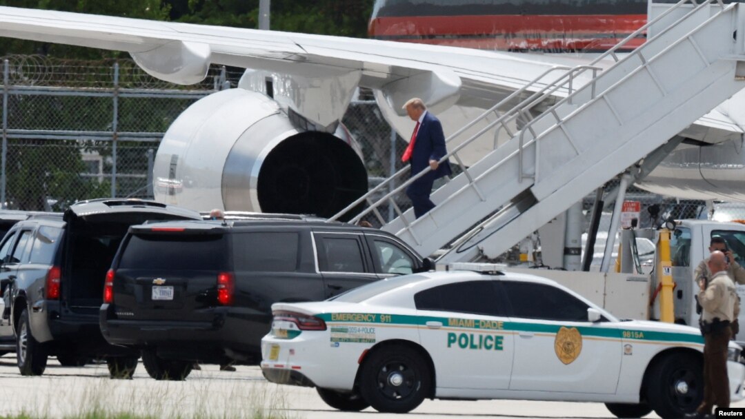 Cựu Tổng thống Hoa Kỳ Donald Trump đến Sân bay Quốc tế Miami, để đến tòa án liên bang trong vụ án về các cáo buộc tài liệu mật, vào ngày 12 tháng 6 năm 2023.