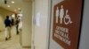 Trường công ở Mỹ phải cho phép học sinh chuyển đổi giới tính được chọn phòng vệ sinh
