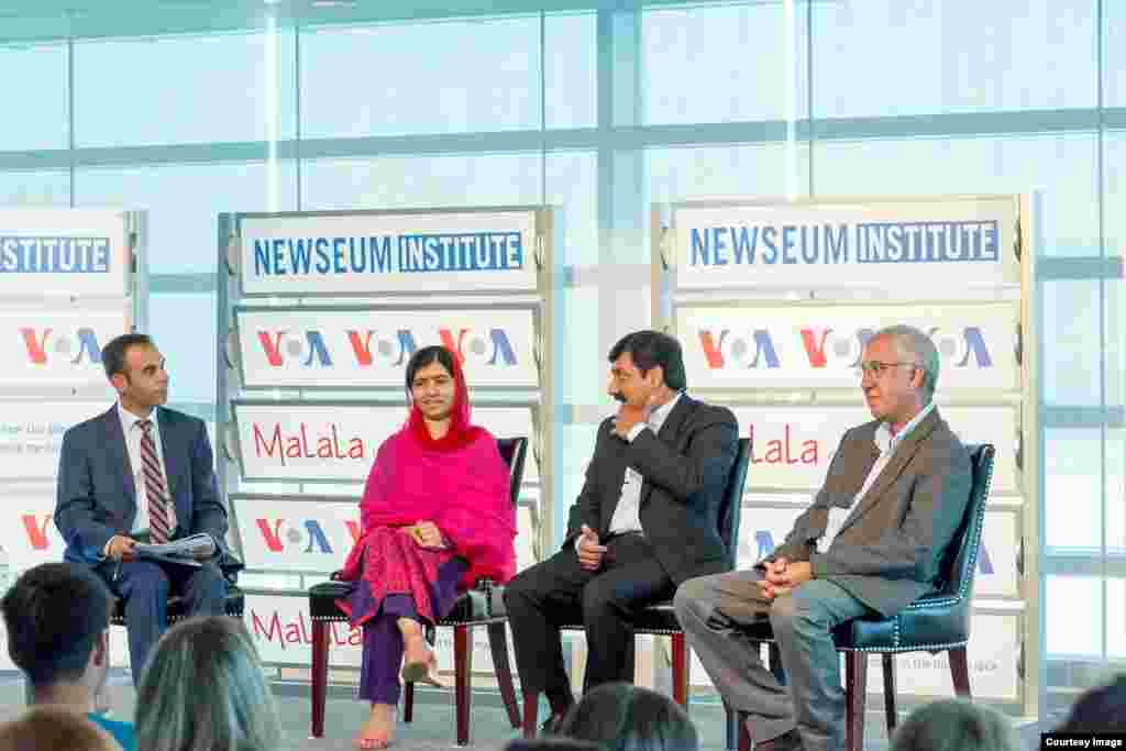 د وي او ای ډیوه مشر نفیس ټکر، ملاله یوسفزۍ، د هغې پلار ضیاالدین یوسفزۍ او د وي او ای ډیوه خبریال بهروز خان