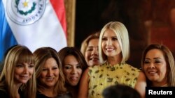 La asesora de la Casa Blanca Ivanka Trump posa con mujeres empresarias durante un evento en el Palacio López en Asunción, Paraguay, el viernes.