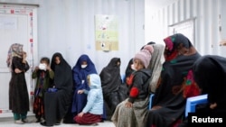 پیش از این، سازمان دیدبان حقوق بشر (HRW) نیز هشدار داده بود که تلاقی "کاهش کمک‌های بین‌المللی" و "نقض حقوق زنان توسط حکومت طالبان"، سلامت میلیون‌ها انسان را به خطر انداخته است. عکس- آرشیف