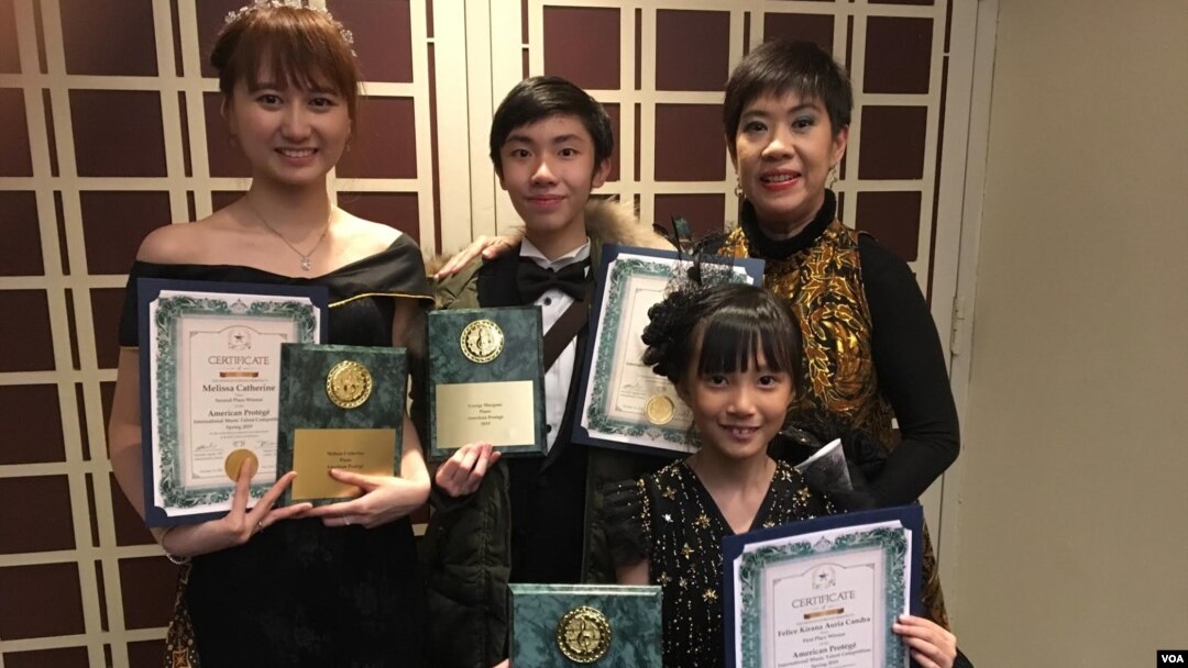 Sienny Debora (kanan belakang) bersama ketiga murid pianonya (foto: VOA/Naratama).