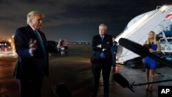 ARCHIVO - Donald Trump habla con reporteros en la Base de la Fuerza Aérea Andrews el jueves 3 de septiembre de 2020, mientras su jefe de gabinete Mark Meadows escucha.