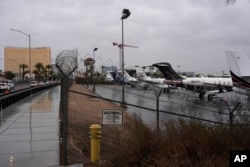 Pesawat-pesawat jet pribadi terparkir di terminal Harry Reid International Airport menjelang final turnamen sepak bola Amerika, Super Bowl, di Las Vegas, 1 Februari 2024. (Foto: John Locher/AP Photo)