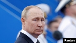 Presiden Rusia Vladimir Putin menghadiri parade menandai Hari Angkatan Laut di Saint Petersburg, Rusia, 31 Juli 2022. (Foto: REUTERS/Maxim Shemetov)