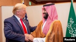 Predsednik SAD Donald Tramp rukuje se sa saudijskim prestolonasljednikom Mohamedom bin Salmanom na marginama samita G20 u Osaki, 29. jun 2019.