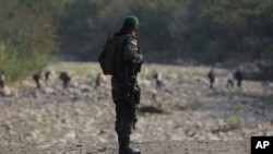 Un oficial de policía colombiano salvaguardando el territorio nacional. Foto de archivo.