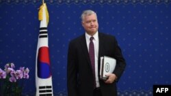 US special representative for North Korea Stephen Biegun waits before a meeting with South Korean Foreign Minister Kang Kyung-wha at the Foreign Ministry in Seoul on September 11, 2018. - Biegun arrived in Seoul on September 10, as part of his Northeast…