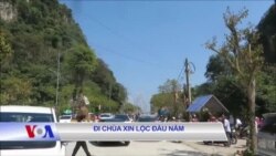 Lên chùa xin lộc đầu năm