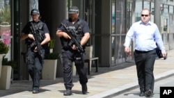 Patrouille de police autour du groupe Media City Uk le 23 mai 2017.