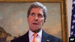 U.S. Secretary of State John Kerry delivers a statement at a press conference in London a day before meeting with his Iranian counterpart Mohammad Javad Zarif in Geneva, Feb. 21, 2015.