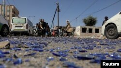 Watu wakiwa katika pikipiki wakipita katika eneo ambalo shambulizi la angani lilifanywa na Ushirika wa nchi zinazoongozwa na Saudi Arabia huko Sanaa, Yemen November 11, 2021. REUTERS/Khaled Abdullah