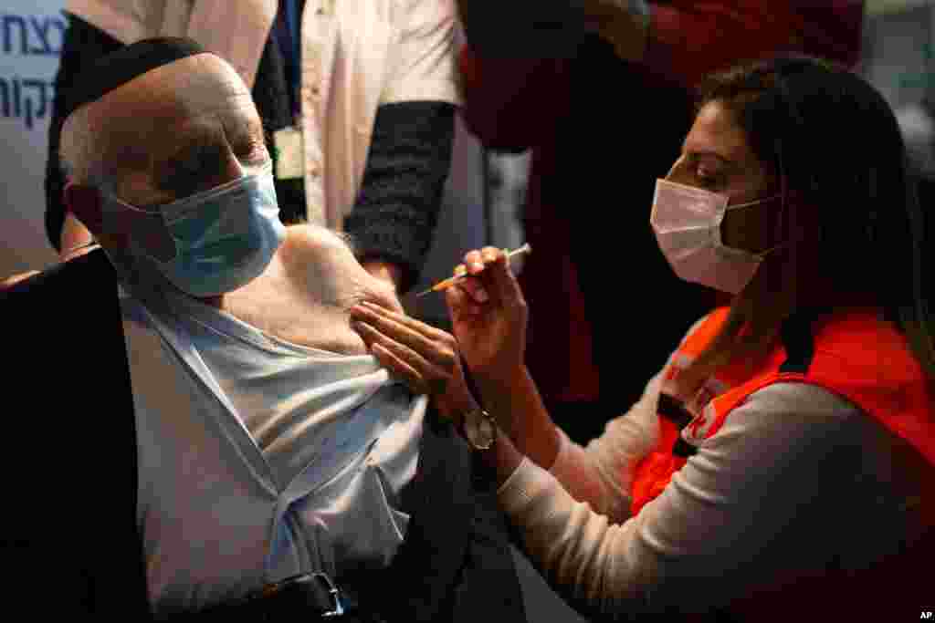 예루살렘에서 홀로코스트 생존자인 92세 조지프 잘만 클라인먼 씨가 화이자-바이오엔테크 신종 코로나바이러스 백신 주사를 맞고 있다.
