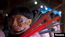 Réunion d'indigènes Yanomami de deux villages à Novo Demini à la frontière entre les États d’Amazonas et de Roraima, Brésil, 15 octobre 2012. (Reuters/Odair Leal)