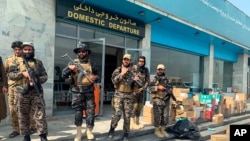 Talebanët ruajnë aeroportin ndërkombëtar në Kabul pas largimit të forcave amerikane