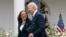 ARCHIVO - La vicepresidenta Kamala Harris y el presidente Joe Biden sonríen mientras caminan después de un discurso sobre la actualización de la política del uso de mascarillas para prevenir el contagio por COVID-19, el 13 de mayo de 2021 en Washington. 