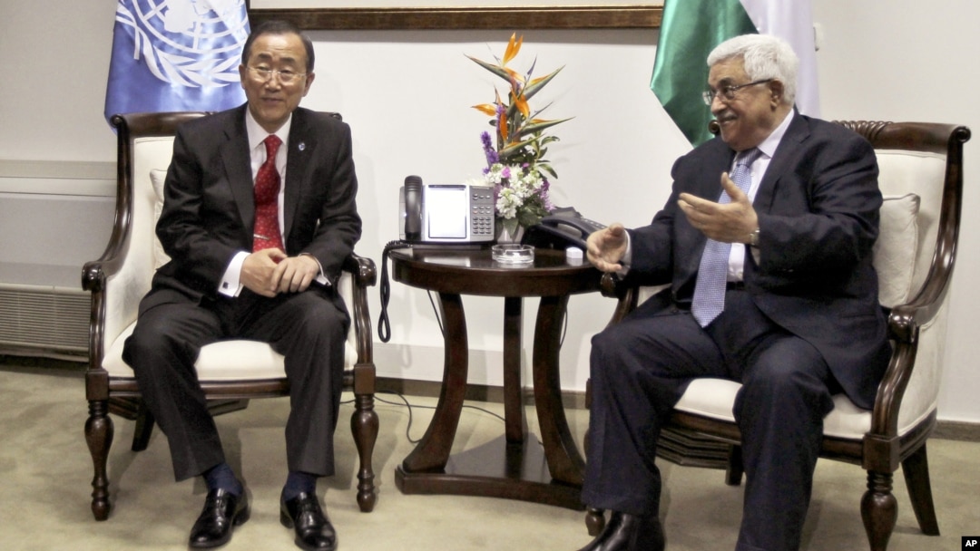 Sekjen PBB Ban Ki-moon (kiri) saat mengadakan pertemuan dengan Presiden Palestina Mahmoud Abbas (foto: dok).