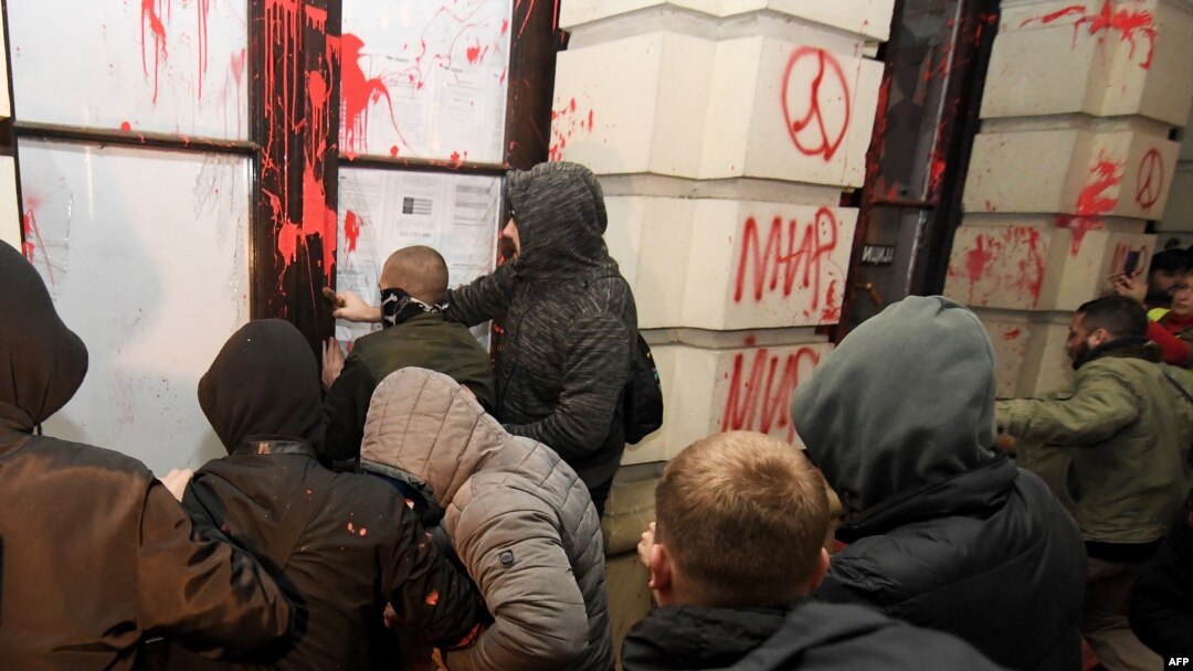 ARHIVA - Grupa demonstranata pokušava da upadne u novosadsku Gradsku kuću tokom protesta u Novom Sadu (Foto: AFP/Nenad MIHAJLOVIC)