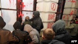 ARHIVA - Grupa demonstranata pokušava da upadne u novosadsku Gradsku kuću tokom protesta u Novom Sadu (Foto: AFP/Nenad MIHAJLOVIC)