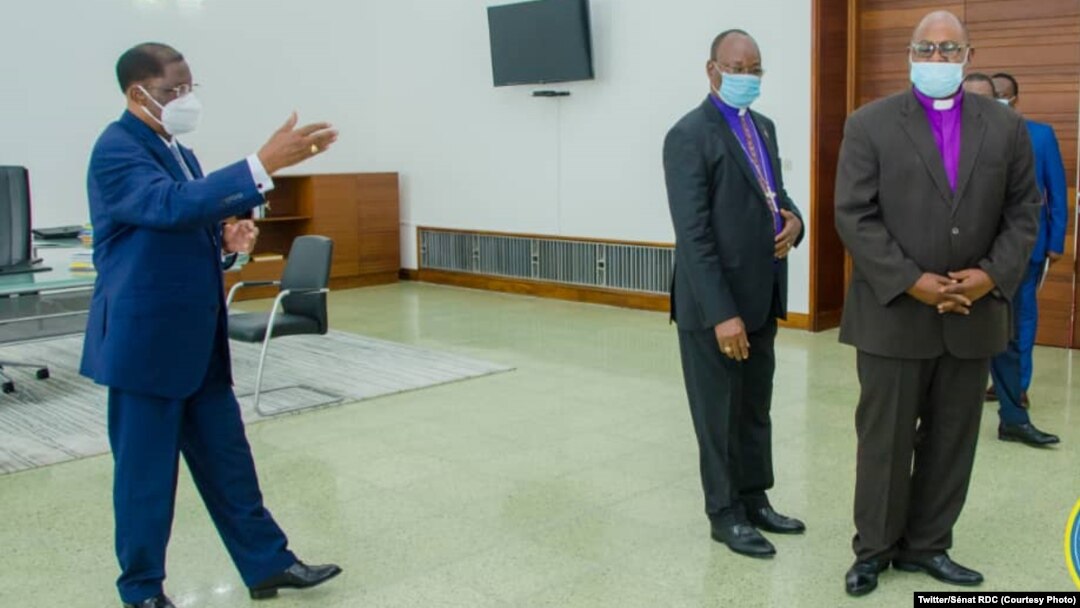 Mokambi molandi ya ECC Mgr Idore Nyamuke (D) nsima na bokutani na mokambi ya Sénat Alexis Thambwe Mwamba (G) na Palais du peuple, Kinshasa, RDC, 23 novembre 2020. (Twitter/Sénat RDC)