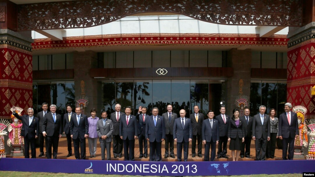 Para pemimpin negara-negara yang menghadiri KTT APEC di Nusa Dua, Bali, berfoto bersama seusai acara (8/10).