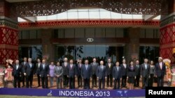 Para pemimpin negara-negara yang menghadiri KTT APEC di Nusa Dua, Bali, berfoto bersama seusai acara (8/10).