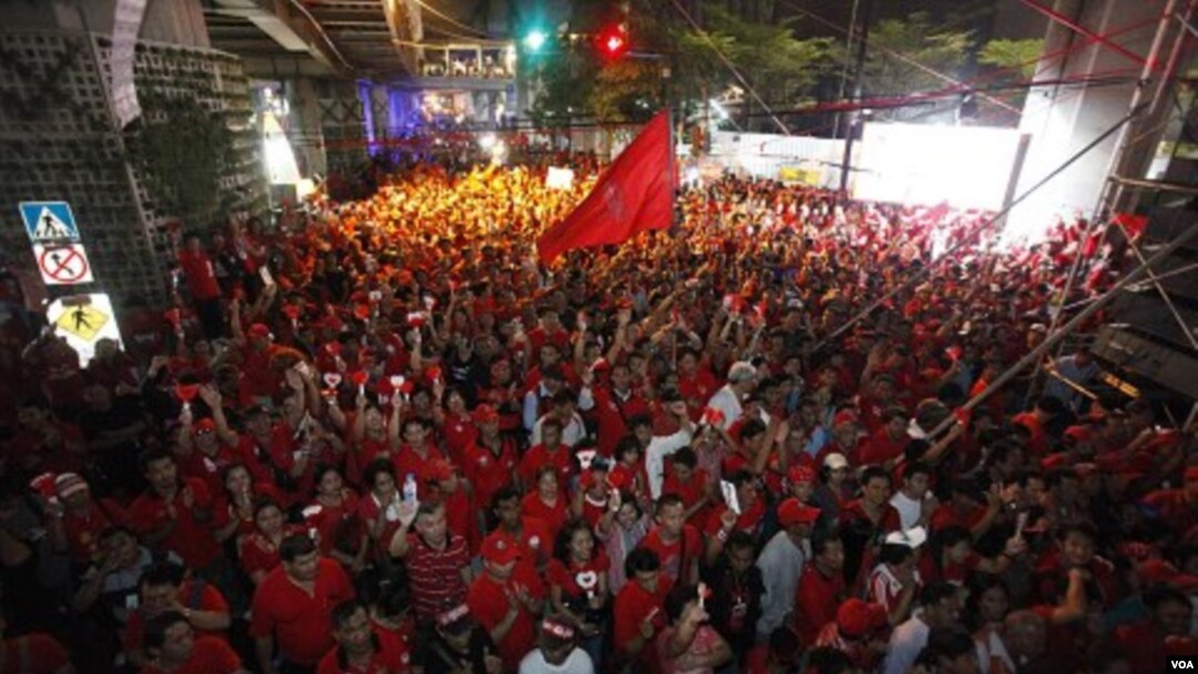 Demonstran anti-pemerintah 'Kaos Merah' melakukan unjuk rasa di pusat perbelanjaan Bangkok, Minggu 9 Januari 2011.