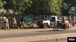 La police tchadienne déployée dans un quartier de Ndjamena pour empêcher une marche de femmes, Tchad, le 6 décembre 2016.