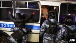 Policajac pretresa uhapšenog muškarca na protestima protiv sudske odluke kojom je Alekseju Navaljnom određen zatvor u trajanju od gotovo tri godine, Moskva, 3. februar 2021. godine.