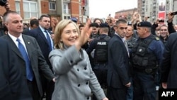 Hilari Klinton maše prolaznicima na jednoj od prištinskih ulica.