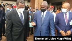 A gauche, le ministre de l’administration territoriale Paul Atanga Nji à la sortie de la concertation avec les gouverneurs de régions dur la situation sécuritaire du Cameroun, le 15 juin 2021 (VOA/Emmanuel Jules Ntap) 