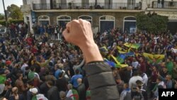 Des étudiants algériens lors de leur manifestation anti-gouvernementale hebdomadaire dans la capitale Alger, le 21 février 2020. (Photo by RYAD KRAMDI / AFP)