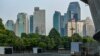 Deretan gedung pencakar langit milik bank terlihat dari stadion utama yang terlihat sepi dari aktivitas setelah jam kantor di tengah pandemi COVID-19 di Jakarta, 27 Agustus 2021. (Foto: BAY ISMOYO/AFP)