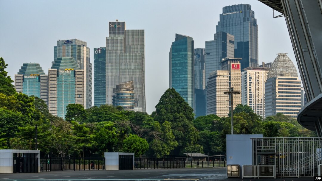 Deretan gedung pencakar langit milik bank terlihat dari stadion utama yang terlihat sepi dari aktivitas setelah jam kantor di tengah pandemi COVID-19 di Jakarta, 27 Agustus 2021. (Foto: BAY ISMOYO/AFP)