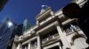 Foto ilustrasi yang menunjukkan seorang pria berjalan melewati gedung Bank Sentral Argentina di Buenos Aires, pada 11 Desember 2023. (Foto: Reuters/Agustin Marcarian)