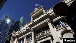 Foto ilustrasi yang menunjukkan seorang pria berjalan melewati gedung Bank Sentral Argentina di Buenos Aires, pada 11 Desember 2023. (Foto: Reuters/Agustin Marcarian)