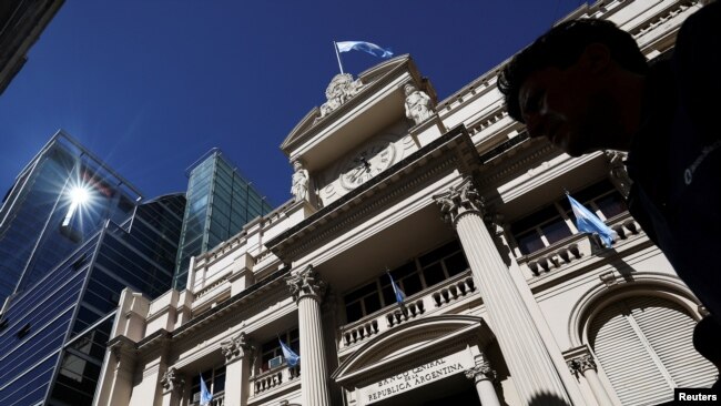 Un hombre camina frente al Banco Central de Argentina, un día después de la inauguración del gobierno de Javier Milei.