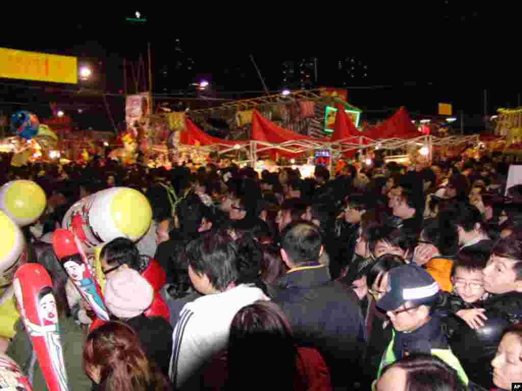 年三十维园年宵会人潮汹涌