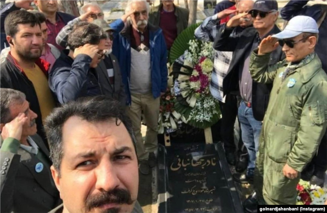گروهی از خلبانان و شهروندان ایران بر مزار نادر جهانبانی