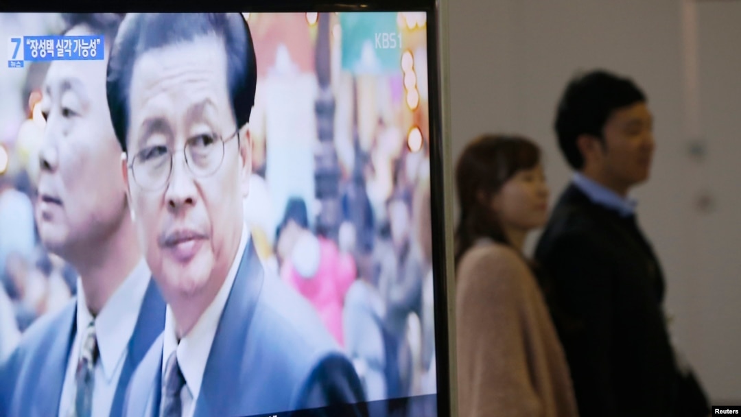 Chan Sok Txek kommunistik davlat rahnamosi Kim Chen Unning safdoshi edi, ammasining eri bo’lgan.