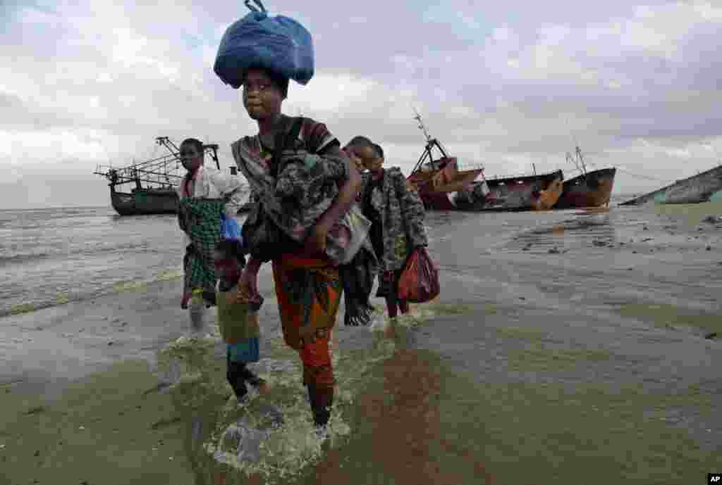 Uma família deslocada chega de Buzi, depois de ter sido resgatada de uma área inundada em&nbsp; &nbsp;Buzi, a 200 km da Beira, Moçambique, 23 de Março, 2019.