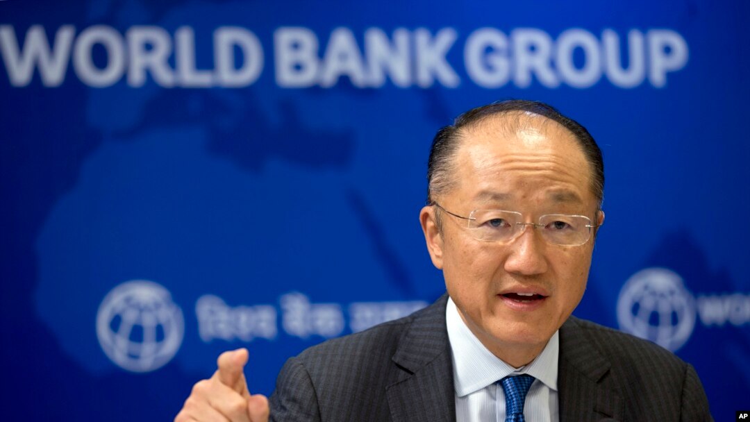 ARSIP – Dalam foto yang diambil tanggal 30 Juni 2016 ini, Presiden Bank Dunia, Jim Yong Kim berbicara di konferensi pers di New Delhi, India (foto: AP Photo/Saurabh Das, Arsip)
