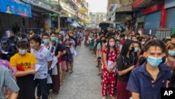 Orang-orang antre untuk mendapatkan tes Covid-19 di Samut Sakhon, Selatan Bangkok. Thailand. (Foto: AP)